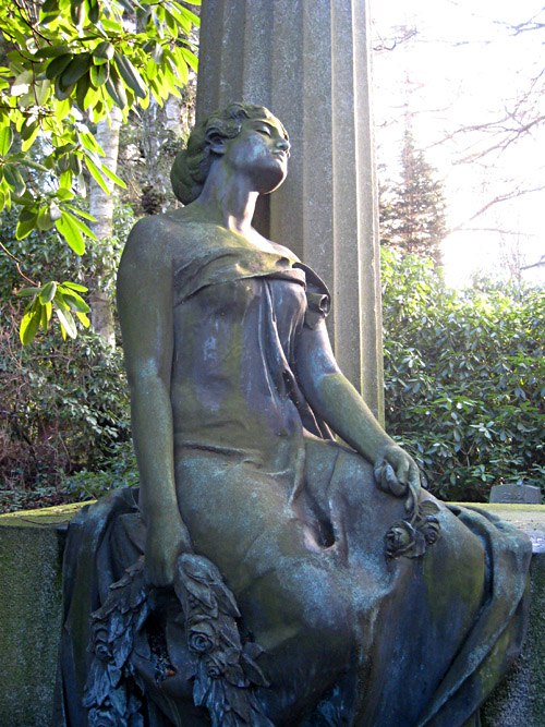 Grabfigur auf dem Friedhof Hamburg Ohlsdorf